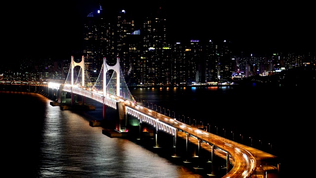 韩国釜山海云大谷，光大公桥夜间交通与海城视频素材