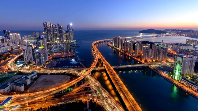 韩国釜山海云大谷，光大岛大桥和海滨城市日落夜景视频素材