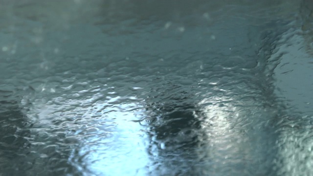 水滴和肥皂泡在车窗上视频素材