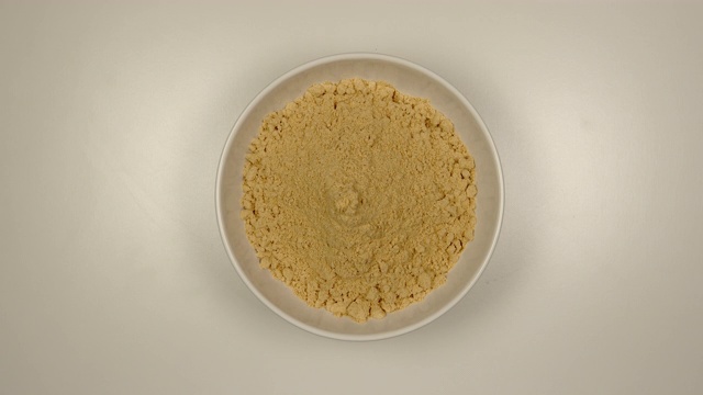 俯视图:姜粉填满一个白色的碗-停止运动视频下载