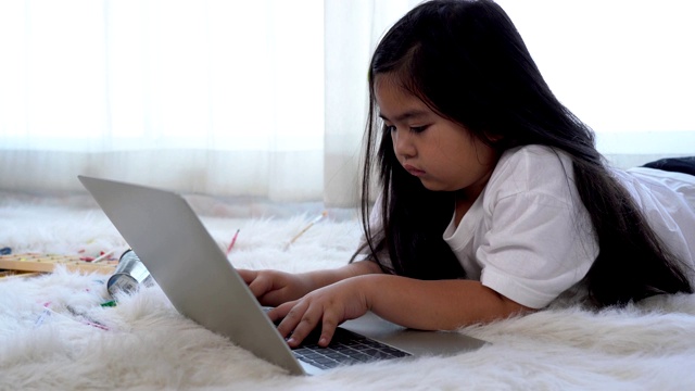 女婴使用笔记本电脑视频下载