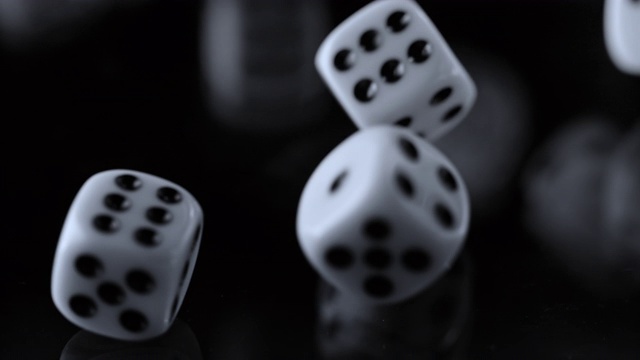 SLO MO LD玩骰子落在一个黑色的表面和滚动视频下载