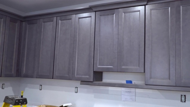 厨房改造居家改善视图安装在一个新的厨房视频素材