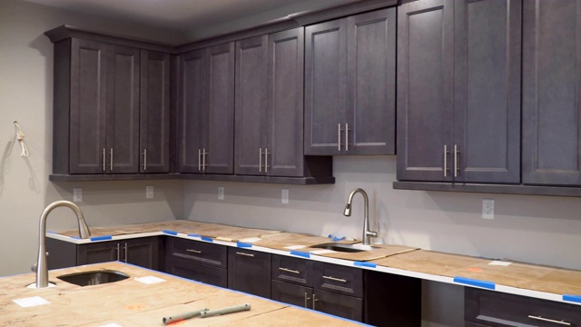 厨房改造居家改善视图安装在一个新的厨房视频素材