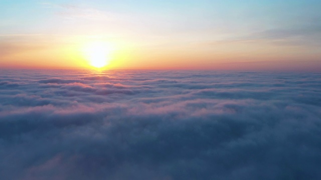 无人机拍摄的空中视频是黎明上空的云朵视频素材