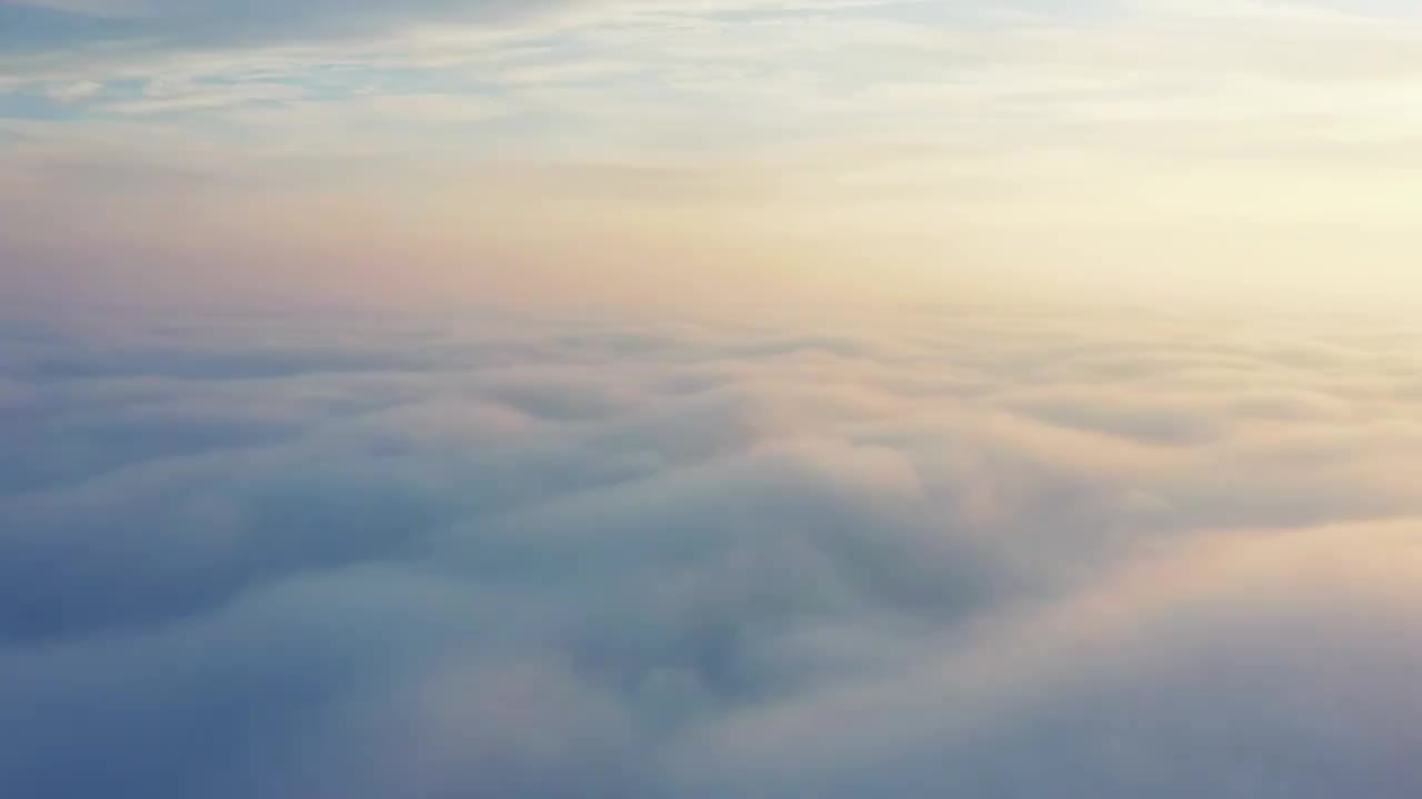 无人机拍摄的空中视频是黎明上空的云朵视频购买