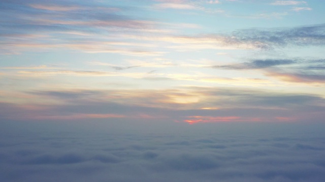 无人机拍摄的空中视频是黎明上空的云朵视频素材
