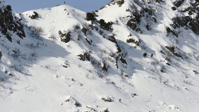 在雪道上滑雪视频素材