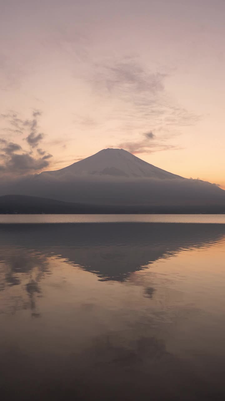 黄昏时富士山上的山中湖(垂直)视频素材