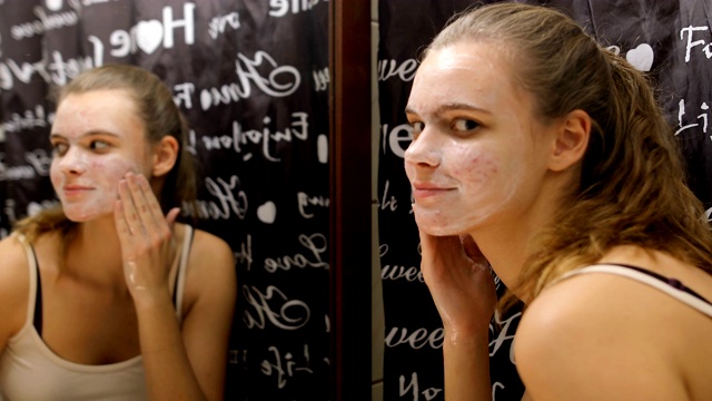 微笑的少女在浴室里用肥皂洗脸视频下载