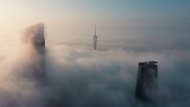 雾中的广州金融区鸟瞰图视频素材