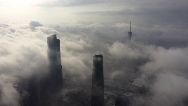雾中的广州金融区鸟瞰图视频下载