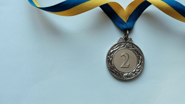 光移动银牌第二名得主奖牌上白色的旋转丝带为竞赛或冠军视频下载