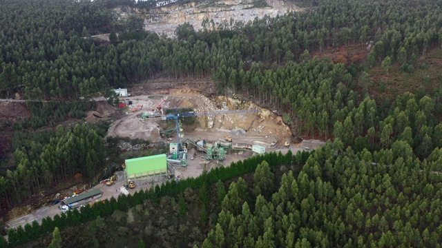 工业采石场在山上采石俯瞰视频素材