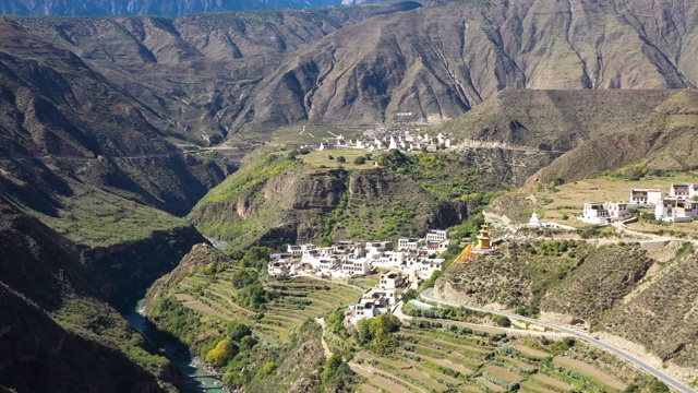 鸟瞰图上的村庄喜马拉雅山在中国云南视频下载