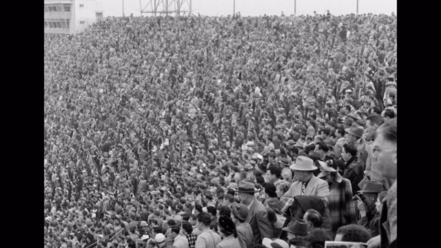 在美国加利福尼亚州帕萨迪纳市的玫瑰碗体育场，观看比赛的人群欢呼雀跃视频素材