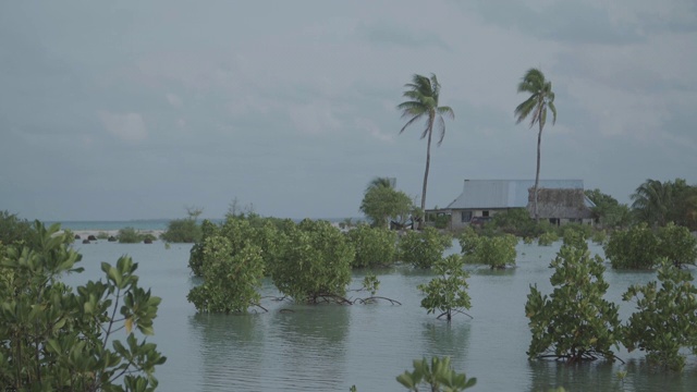 基里巴斯被洪水淹没的海岸线。视频下载