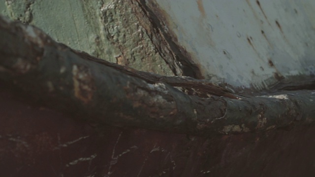 锈迹斑斑的沉船细节。视频下载