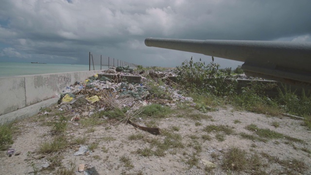 基里巴斯海滩上的军用大炮。视频下载