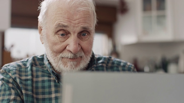 老年人使用笔记本电脑视频素材