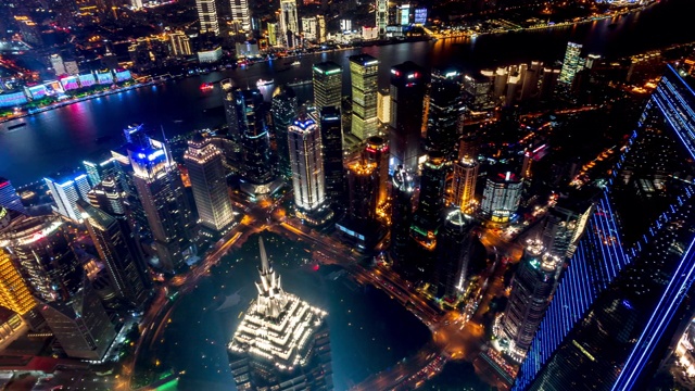 4k时间推移:航拍上海陆家嘴区和外滩全景，摩天大楼灯光秀在晚上，中国。视频素材
