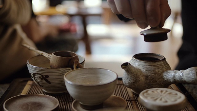 传统泡茶——将红茶倒入杯中视频素材