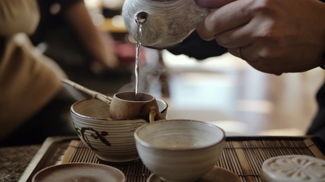 传统泡茶——将红茶倒入杯中视频素材