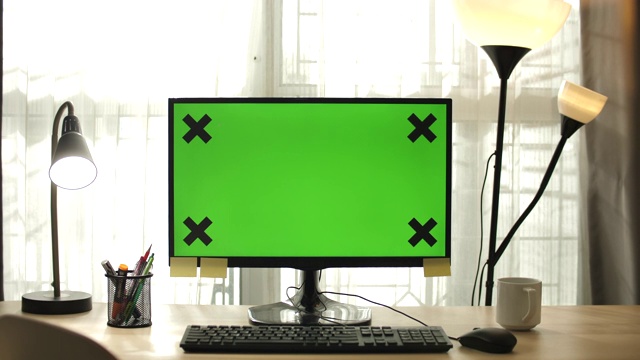 家里的绿屏电脑视频素材