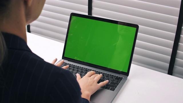 女商人使用绿色屏幕的笔记本电脑办公视频素材