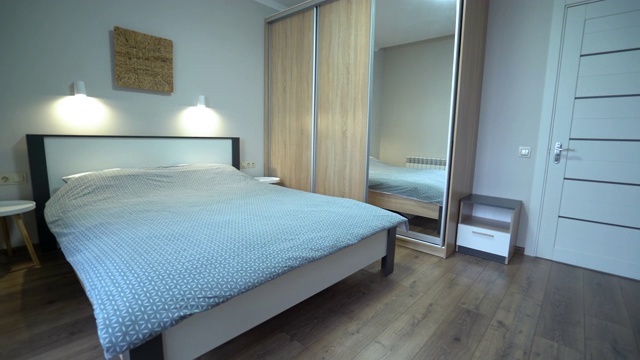 配备齐全的酒店套房，设有特大号双人床的房地产租赁业务视频素材