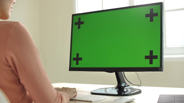 一名妇女在家中用她的色度键电脑工作视频素材