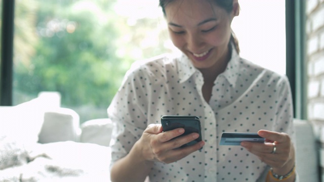 亚洲女人在智能手机网上购物视频素材