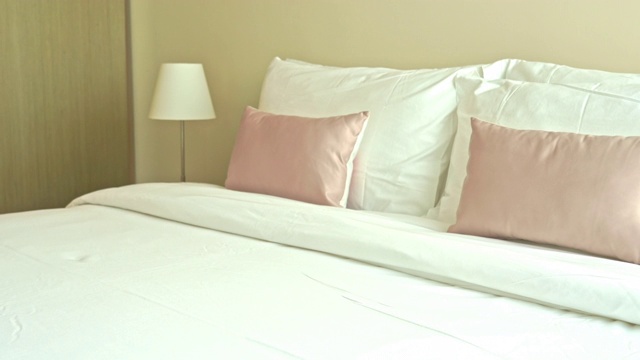 卧室室内的床上装饰舒适的白色枕毯视频下载