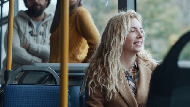 在公共汽车上微笑的年轻女孩视频下载