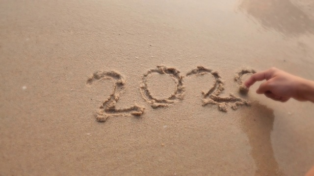 再见2020年，海浪冲掉了字迹。视频素材