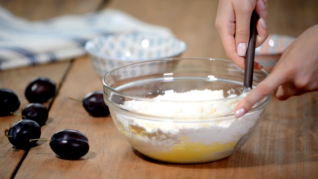 烘焙的概念。女人用面团做葡萄干蛋糕。视频素材