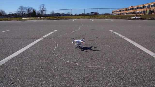 无人机起飞和飞行在一个晴朗无云的日子视频下载