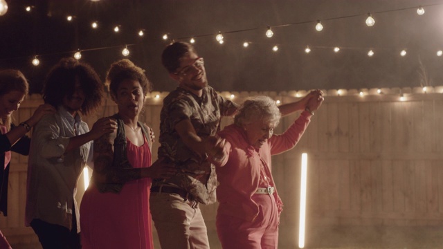 SLO莫。铜。一位快乐的老妇人在游园会上带领着形形色色的康加舞队视频下载