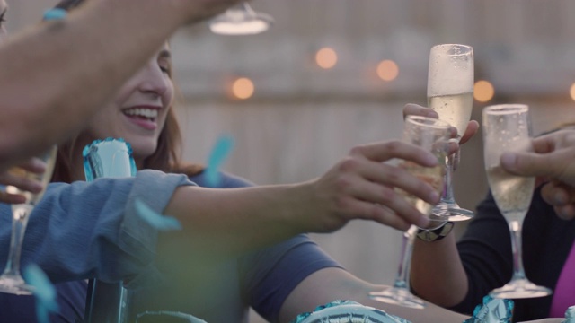 未来的父母和祖父母会在性别揭晓派对上用香槟杯敬酒视频下载