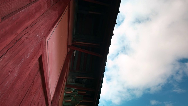 韩国全罗南道Hwaeomsa寺庙/ Gurye-gun屋檐上的云视频下载