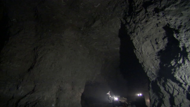 一台采矿机穿过铅矿。视频素材