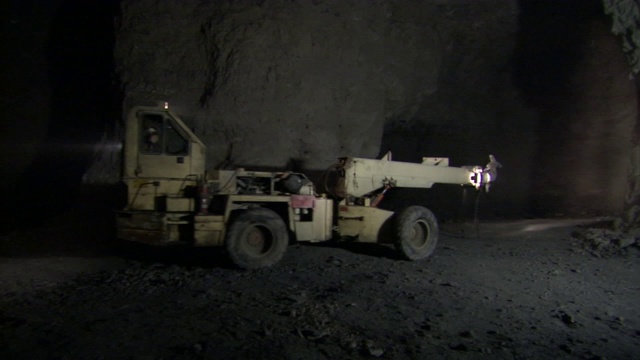 一台采矿机穿过铅矿。视频素材