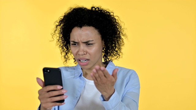 非洲女性在智能手机上失去亲人后的反应视频素材