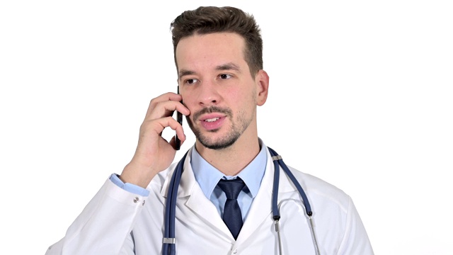 年轻男医生用智能手机说话的肖像，白色背景视频素材