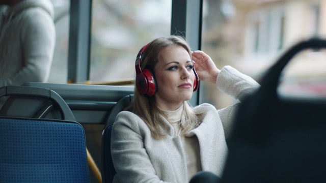 在公交车上戴着耳机的女人视频下载