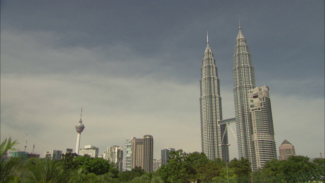 双子塔耸立在吉隆坡上空。视频下载