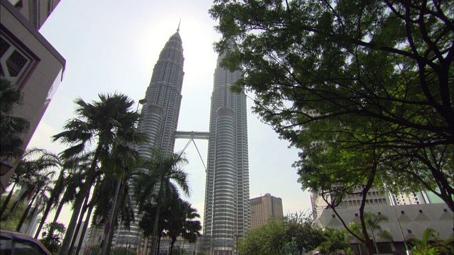 马来西亚国家石油公司的双子塔在吉隆坡市中心拔地而起。视频下载