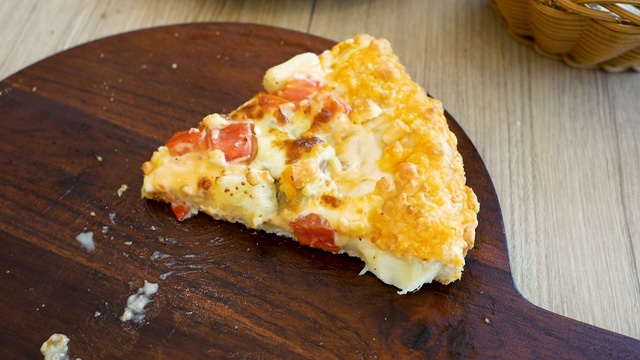 人们在餐厅的木板上争夺最后一片披萨。视频下载