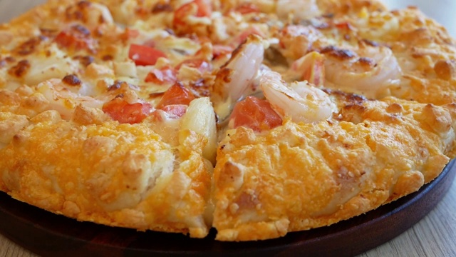 新鲜的披萨，西红柿，奶酪和虾在木板上靠近。视频下载