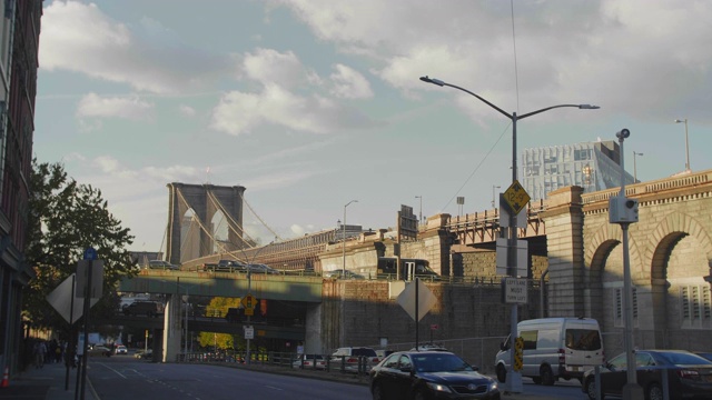 布鲁克林大桥底部附近的交通状况视频下载